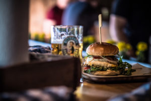 Triple Cheeseburger + frisch gezapftes Allgäuer Büble